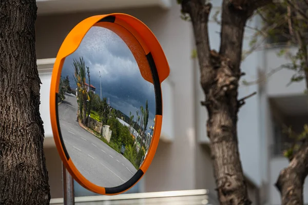 Straßenrunder Spiegel Spiegel Zum Transport Hilfe Beim Kurvenfahren Roter Runder — Stockfoto