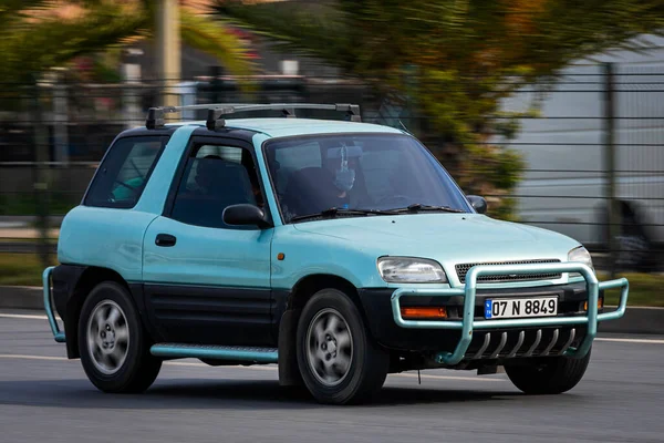 Alanya Turkiet April 2021 Blå Toyota Rav Kör Fort Gatan — Stockfoto