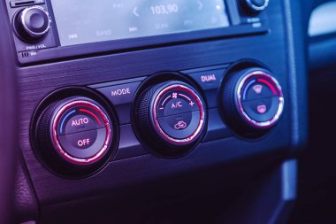 Novosibirsk, Rusya 25 Nisan 2021: Subaru Forester, araba havalandırma sistemini ve klimayı kapatın - pembe neon ışığı altında modern arabanın detayları ve kontrolleri