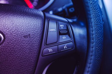 Novosibirsk, Rusya 25 Nisan 2021: Kia Sorento, hızlı kontrol telefonu, müzik ve pembe neon ışığı altındaki diğer işlevler için çok fonksiyonlu siyah direksiyon.