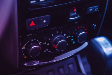 Novosibirsk, Rusya 25 Nisan 2021: Nissan Terrano, arabanın havalandırma ve havalandırma sistemini kapatın - pembe neon ışığı altında modern arabanın detayları ve kontrolleri