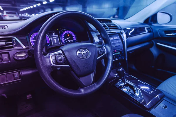 러시아 노보시비르스크 2021 Toyota Camry Dashboard Player Steering Wheel Logo — 스톡 사진