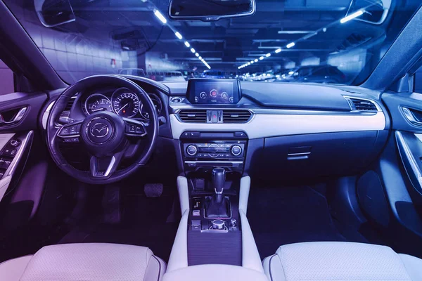 2021年4月25日 俄罗斯诺沃西别尔斯克 马自达6号 新车沙龙 方向盘 带速度计的仪表盘 仪表盘 粉色霓虹灯下的其他按钮 — 图库照片