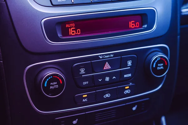 Novosibirsk ロシア4月25 2021 起亜ソレント 車の換気システムとエアコンを閉じます ピンクのネオンライトの下で現代の車の詳細と制御 — ストック写真