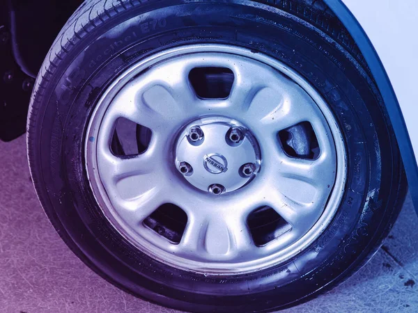 Novoszibirszk Oroszország Április 2021 Nissan Terrano Car Wheel White Car — Stock Fotó