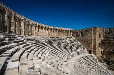 Aspendos Amfitiyatrosu, yaz mevsiminde güneş ışığı, Türkiye ve Serik ile kapalı..