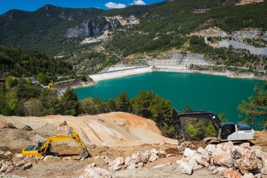 Kum ocağı. Eskvatorlar bir dağ gölünden kum çıkarırlar..