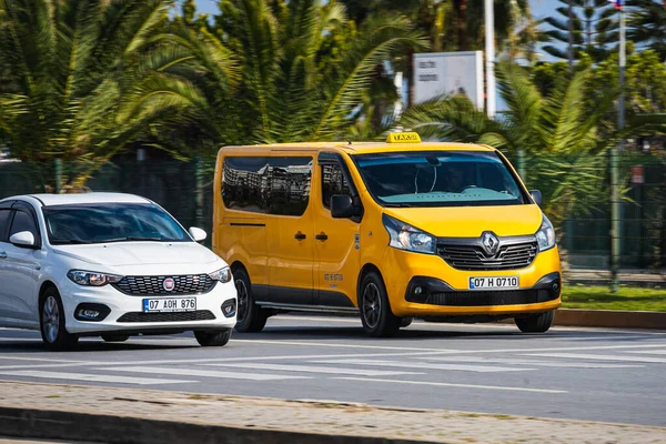 Alanya Turquía Abril 2021 Taxi Está Conduciendo Rápido Calle Cálido —  Fotos de Stock