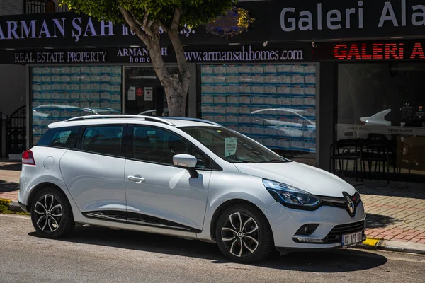 Alanya Turkey April 2021 White Renault Clio Parked Street Warm — Stock Photo, Image