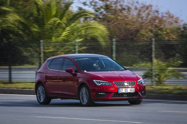 Alanya Türkiye Nisan 2021 Kırmızı Seat Leon Sıcak Bir Yaz — Stok fotoğraf