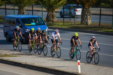 Alanya, Türkiye 17 Nisan 2021: Bir yarışmada kask ve spor ekipmanlarıyla bir grup bisikletçi otoyola çıktı 