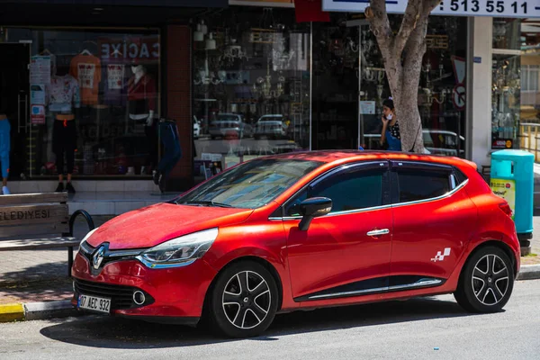 Alanya Turquía Abril 2021 Renault Clio Rojo Está Estacionado Calle —  Fotos de Stock