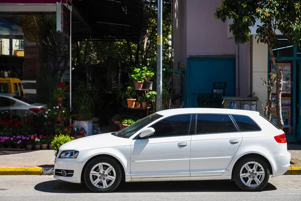 Alanya Turecko Dubna 2021 Bílé Audi Zaparkované Ulici Teplého Letního — Stock fotografie