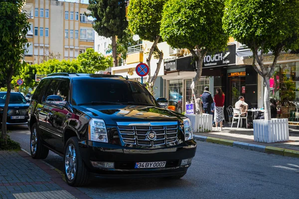 Аланья Турция Апреля 2021 Года Черный Cadillac Escalade Паркуется Улице — стоковое фото
