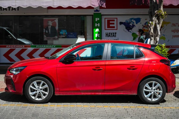 Alanya Turquia Abril 2021 Opel Corsa Vermelho Está Estacionado Rua — Fotografia de Stock