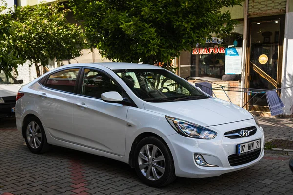 Alanya Turquia 2021 Abril Hyundai Solaris Branco Está Estacionado Rua — Fotografia de Stock