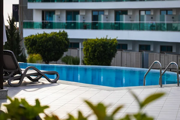 Comfortable Gray Sun Lounger Set Backdrop Beautiful Transparent Pool Hotel — Stock Photo, Image