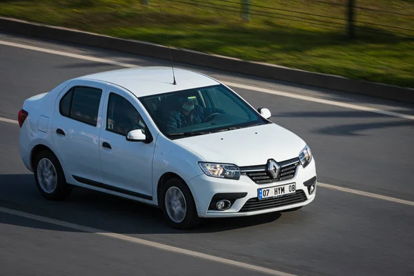 Alanya Törökország Április 2021 Fehér Renault Symbol Vezet Gyorsan Utcán — Stock Fotó