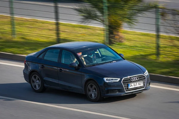 Alanya Turquia 2021 Abril Audi Preto Está Dirigindo Rápido Rua — Fotografia de Stock