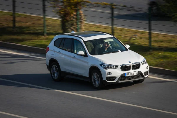 Alanya Turquia 2021 Abril Bmw Branco Está Dirigindo Rápido Rua — Fotografia de Stock