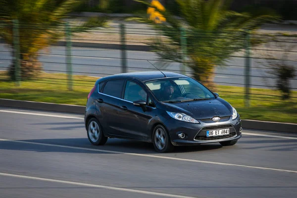 Alanya Turquia Abril 2021 Ford Fiesta Preto Está Dirigindo Rápido — Fotografia de Stock