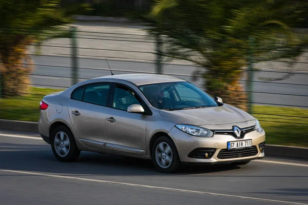 2021年4月17日 土耳其阿拉亚 在一个温暖的夏日 米黄色的雷诺 Renault Fluence 在棕榈的背景下 在街上疾驰而过 — 图库照片