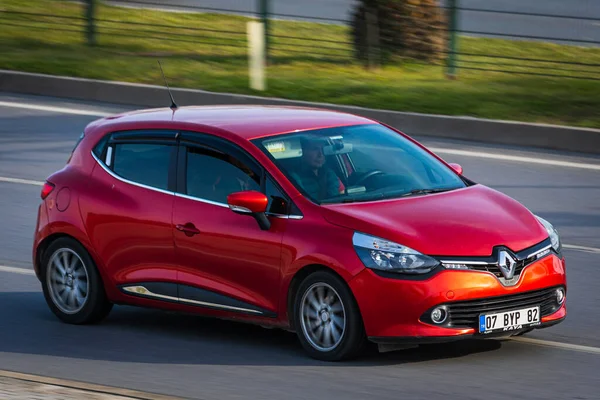 Alanya Törökország Április 2021 Piros Renault Clio Vezet Gyorsan Utcán — Stock Fotó