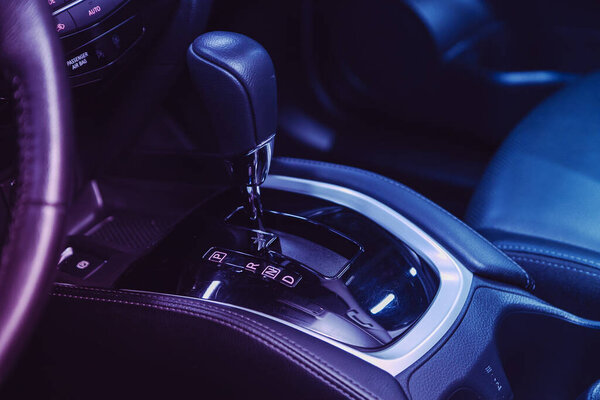 Новосибирск, Россия 25 апреля 2021: Nissan X-trail, автоматическая коробка передач современного автомобиля под розовым неоновым светом