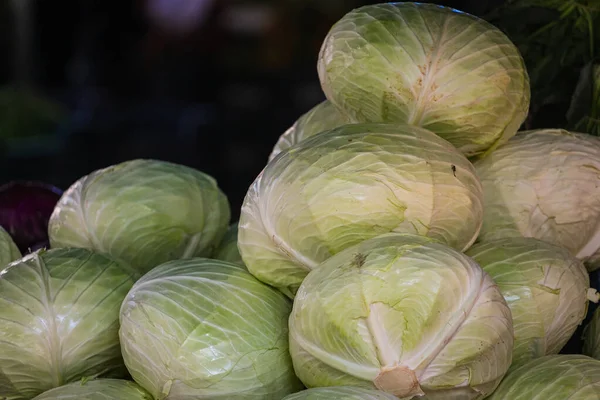 Nahaufnahme Des Grünkohls Hintergrund Laden Angebaute Frische Kohlsorten Leckeres Und — Stockfoto