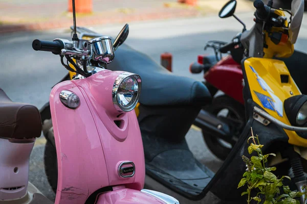 Een Vintage Roze Motorfiets Bromfiets Staat Een Parkeerplaats Tegen Achtergrond — Stockfoto