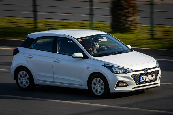 Alanya Turkey April 2021 White Hyundai I20 Driving Fast Street — Stock Photo, Image