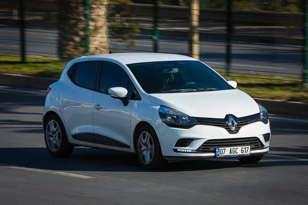 Alanya Türkiye Nisan 2021 Beyaz Renault Clio Sıcak Bir Yaz — Stok fotoğraf