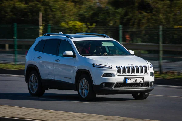 Alanya Turquia Abril 2021 Jeep Cherokee Branco Está Dirigindo Rápido — Fotografia de Stock