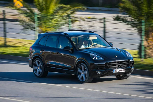 Alanya Turecko Dubna 2021 Černé Porsche Cayenne Jede Rychle Ulici — Stock fotografie