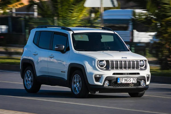 Alanya Turcja Kwietnia 2021 Biały Jeep Renegade Jedzie Szybko Ulicy — Zdjęcie stockowe