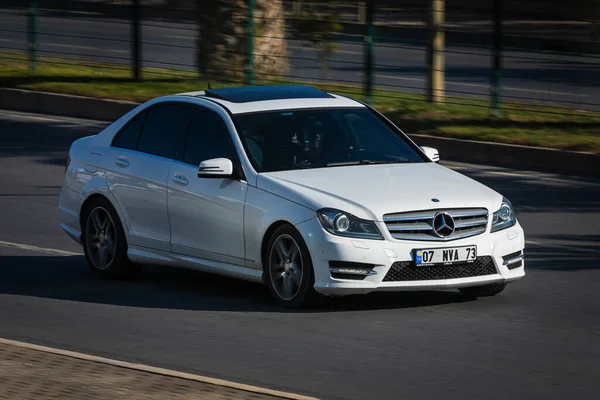 Alanya Turecko Dubna 2021 Bílá Mercedes Benz Třída Jede Rychle — Stock fotografie