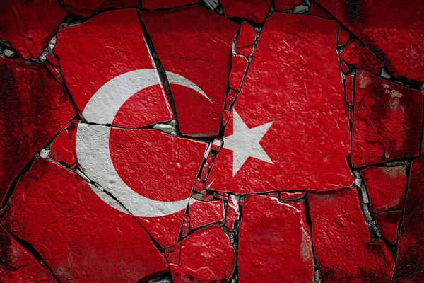 土耳其国旗在古老的石墙上涂上了彩绘 拆墙背景上的横幅 — 图库照片