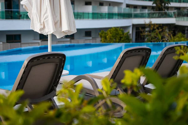 Confortável Espreguiçadeiras Cinza Definido Contra Pano Fundo Uma Bela Piscina — Fotografia de Stock