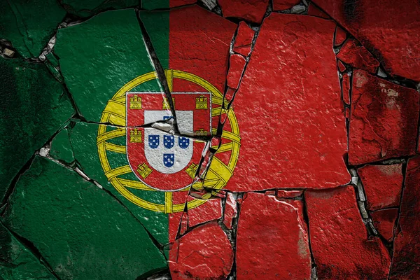 古い石の壁にペイント色で描かれたポルトガルの国旗 壊れた壁の背景に旗 — ストック写真