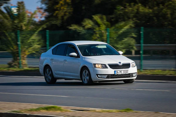 Alanya Türkei April 2021 Weißer Skoda Rapid Rast Einem Warmen — Stockfoto