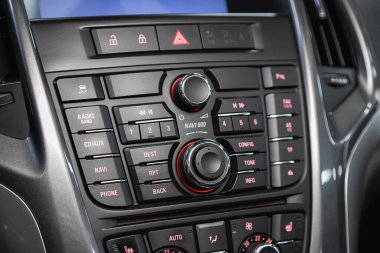Novosibirsk, Rusya - 16 Mayıs 2021: Opel Astra, radyo, oyuncu ve kontrol düğmeleri olan siyah bir panele yakın çekim