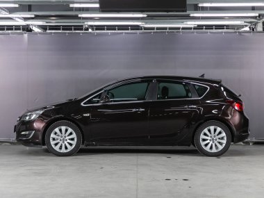 Novosibirsk, Rusya - 16 Mayıs 2021: kahverengi Opel Astra, yan görüş. Otoparktaki modern bir arabanın fotoğrafı.