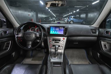Novosibirsk, Rusya - 16 Mayıs 2021: Subaru Outback, gösterge paneli, oyuncu, direksiyon, gaz kolu, düğmeler, koltuklar. 