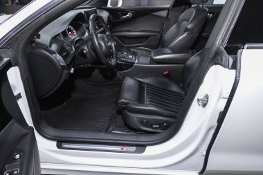 Novosibirsk, Rusya - 16 Mayıs 2021: Audi A7, gösterge paneli, oyuncu, logo ve düğmeli direksiyon, hız göstergesi ve takhomete