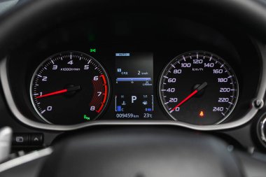 Novosibirsk, Rusya - 16 Mayıs 2021: Mitsubishi Eclipse Cross, Kilometre, hız göstergesi, takometre, yakıt seviyesi