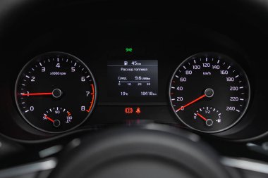 Novosibirsk, Rusya - 16 Mayıs 2021: Kia Sportage, yeni iç mekan detayları. Hız göstergesi, takometre ve direksiyon.