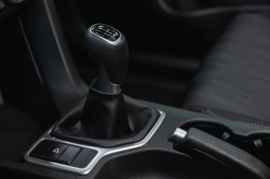 Novosibirsk, Rusya - 16 Mayıs 2021: Kia Sportage, otomatik vites kutusunun yakın görüntüsü. İç araba, otomatik vites kolu.