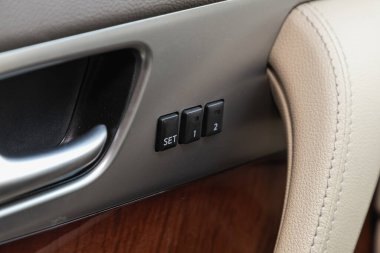 Novosibirsk, Rusya - 16 Mayıs 2021: Infiniti QX, koltuk ayarlama düğmeleri