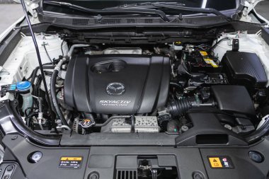 Novosibirsk, Rusya - 16 Mayıs 2021: Mazda CX-5, temiz bir motor bloğunu kapatın. İçten yanmalı motor, araba parçaları, ayrıştırma