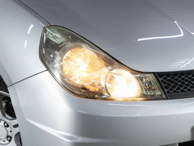 Novosibirsk, Rusya - 16 Mayıs 2021: Nissan Wingroad, modern popüler bir arabanın far ışığı. Işıktan parlayan parlak cam araba farları.